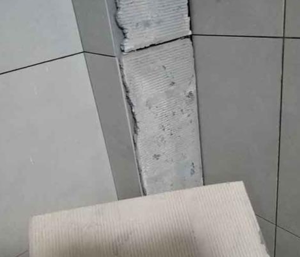 乐山瓷砖空鼓维修公司分享下厨房瓷砖脱落的补救措施。